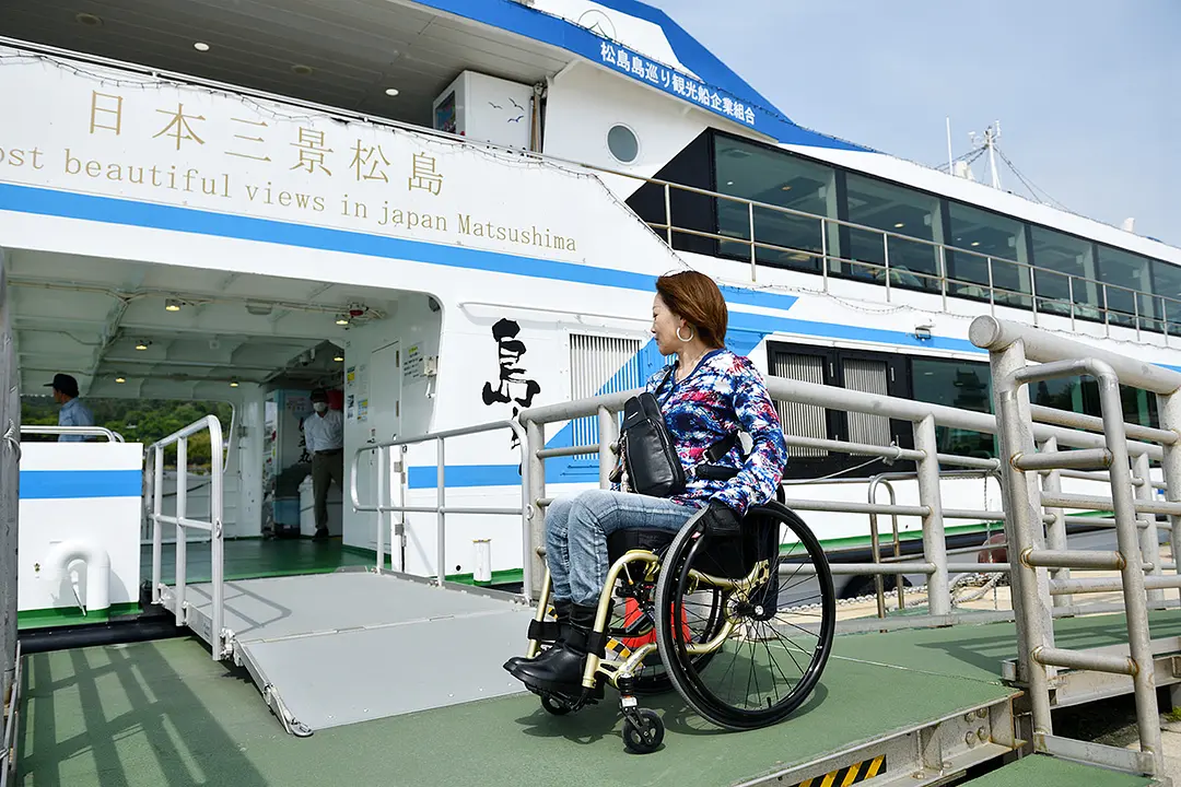 09:00　「仁王丸」に乗船