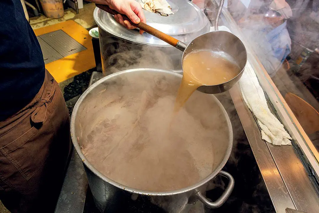 豚骨、鶏ガラ、香味野菜をじっくり煮込んでできる濃厚スープ