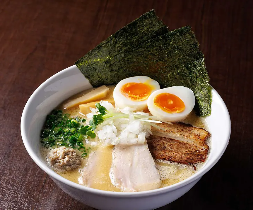 「特製濃厚塩鶏そば」（税込1,100円）※2026年より1,150円。トッピングのつくねがポイント