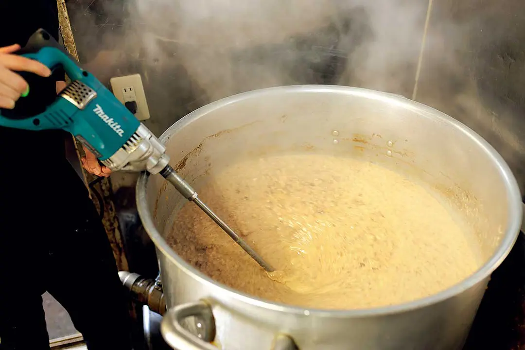 鶏や香味野菜を強火で6時間炊いた後ミキサーで濾し旨味を余さずスープに