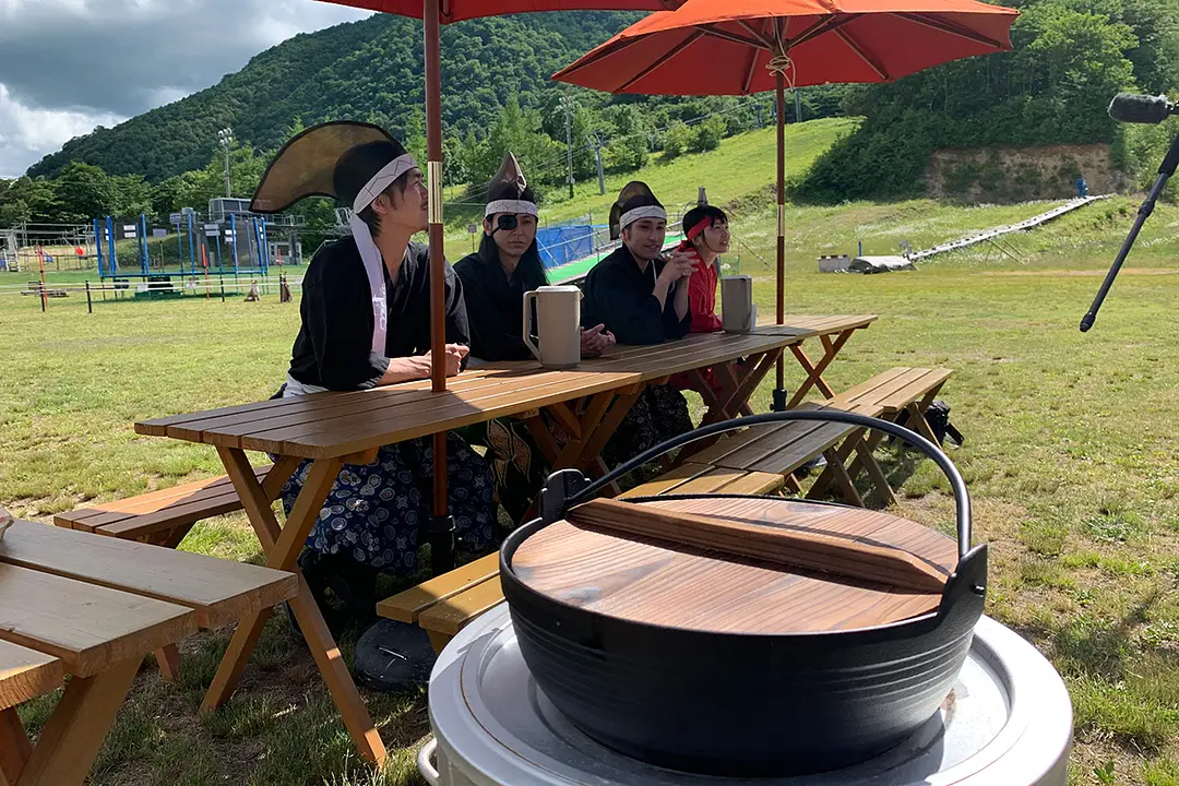 自然の中で味わう芋煮はまた格別です。
