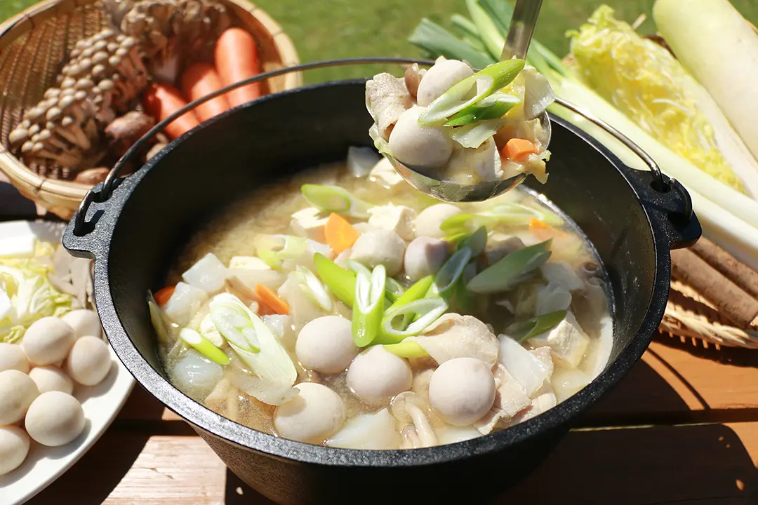 準備されている材料を煮込めば、おいしい芋煮の出来上がり！