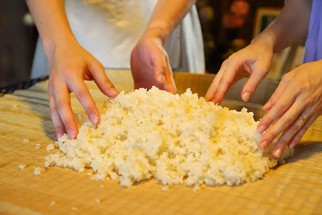 蒸しあがったお米と種麹をやさしく混ぜます