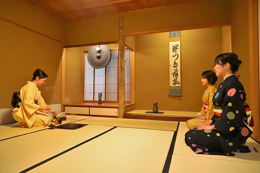 所作に見とれながら和のおもてなしを学びます。