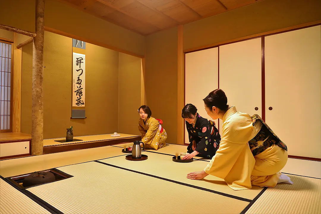 本格的な茶室で抹茶と日本文化を体験できます。