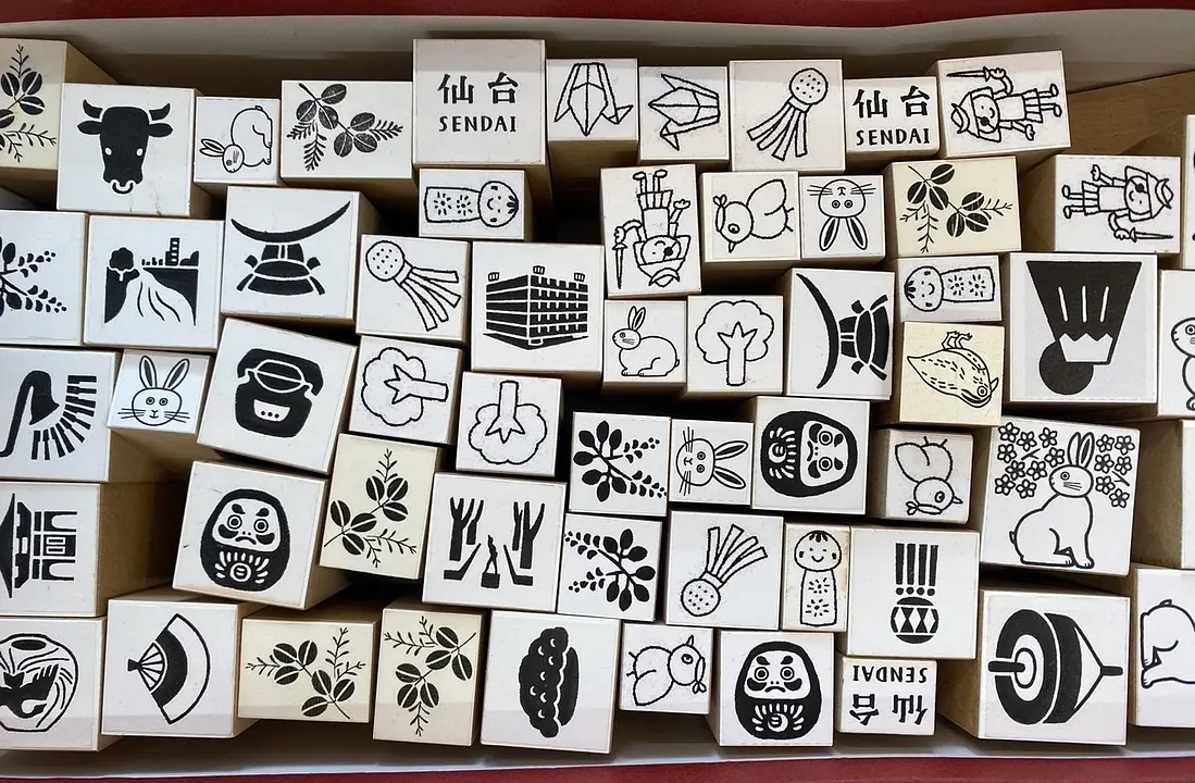 ハンコの種類は、干支や文字スタンプなど様々。そのチョイスに個性が表れます。