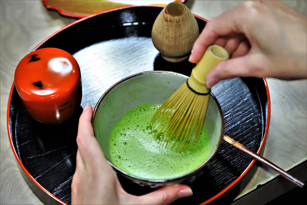 点てていると、抹茶の香りが広がってきます。