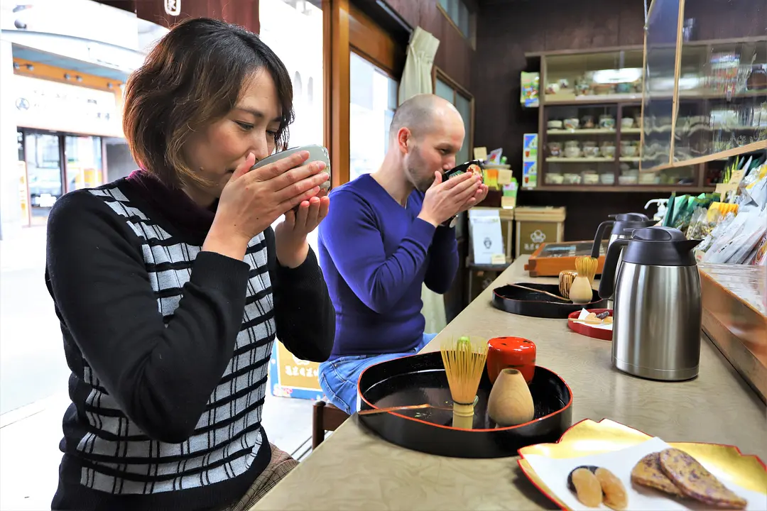 自分で点てた抹茶は、一段と美味しく感じます。