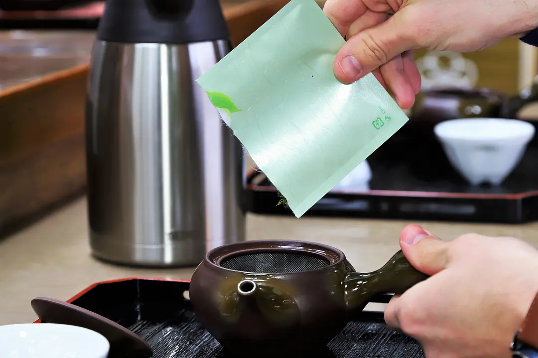 「抹茶体験」の他に、急須で淹れる「煎茶体験」も行っています。