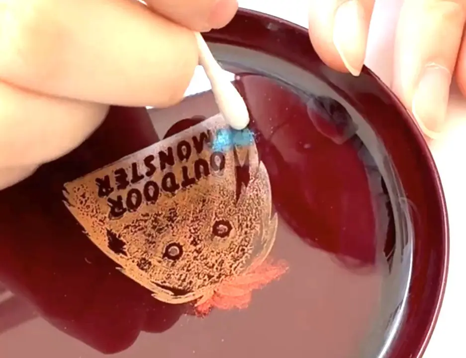 塗料の上に真綿で色粉をまく、職人さんになった気分です。