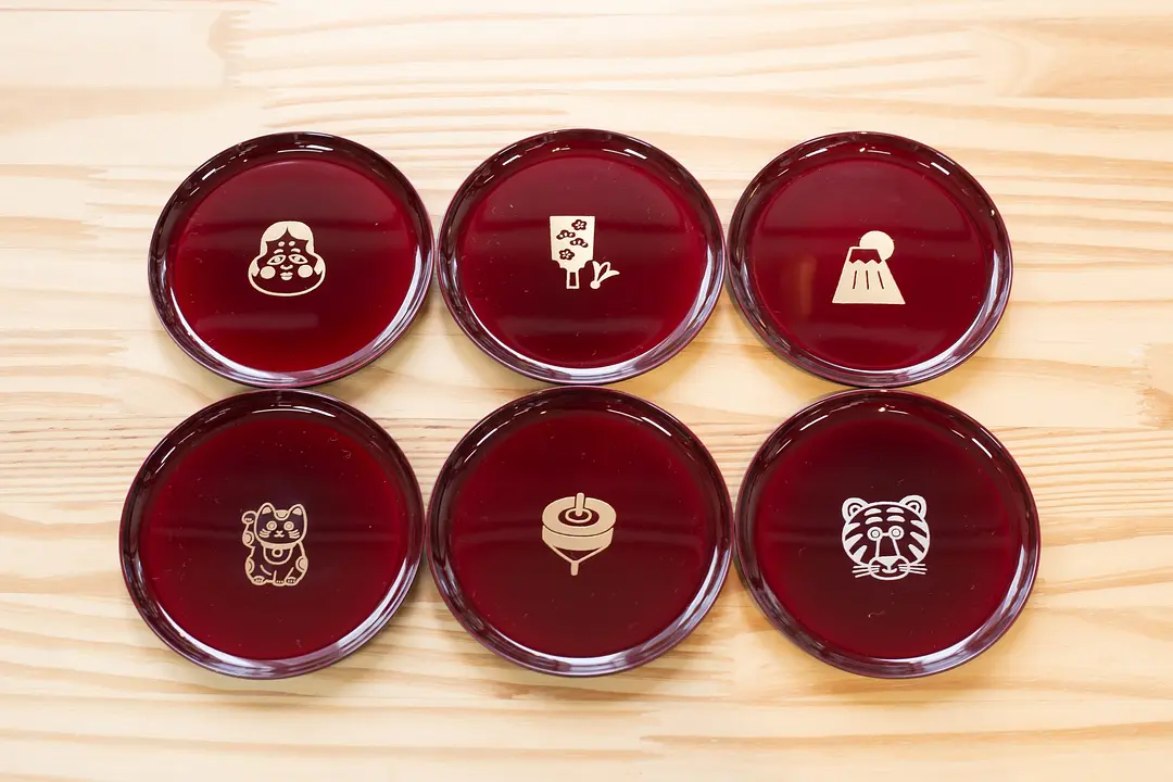 コースターと、デザイン、色粉の組み合わせで、それぞれ印象が変わります。