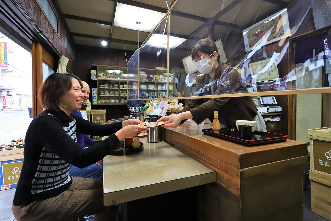 抹茶セットを受け取り、体験スタート。