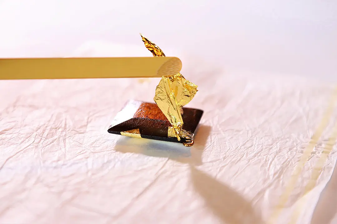 金箔貼りは一瞬、その緊張感と予想外の仕上がりに感動！