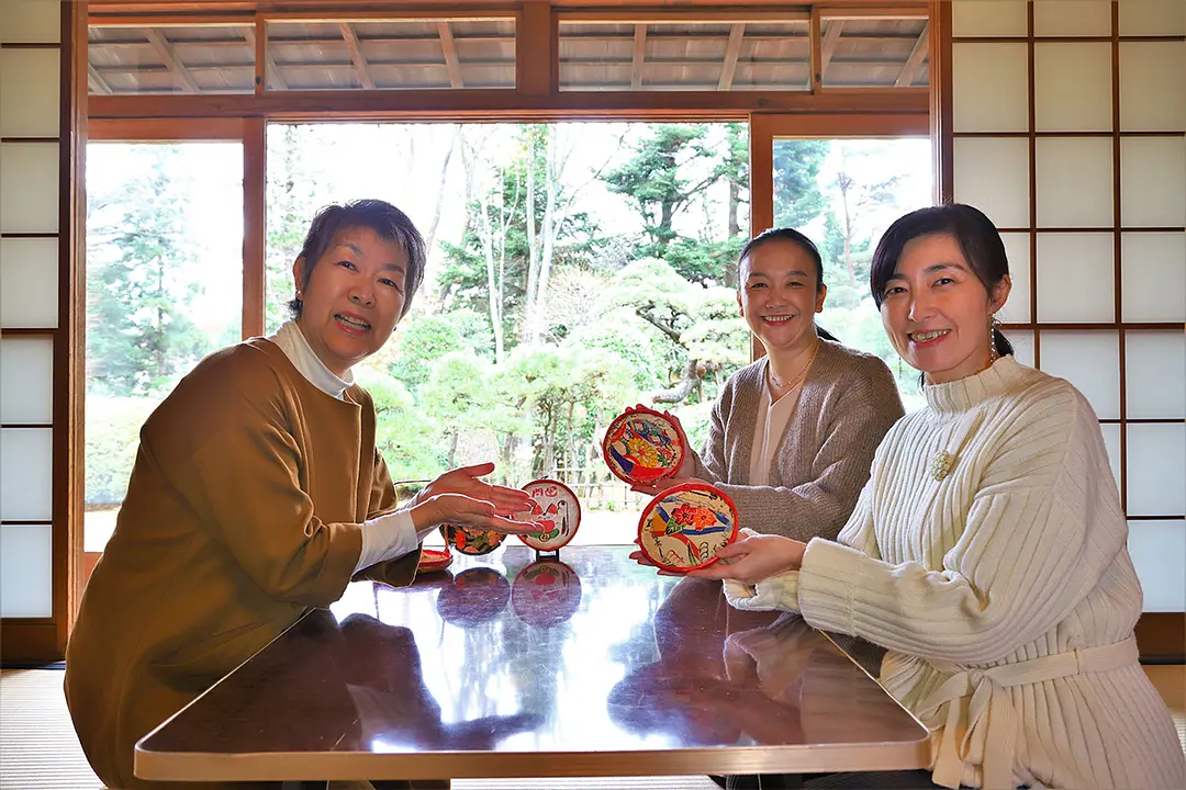 和紙や古布を貼り付ける伝統工芸品、素敵な丸竹皿づくりを体験