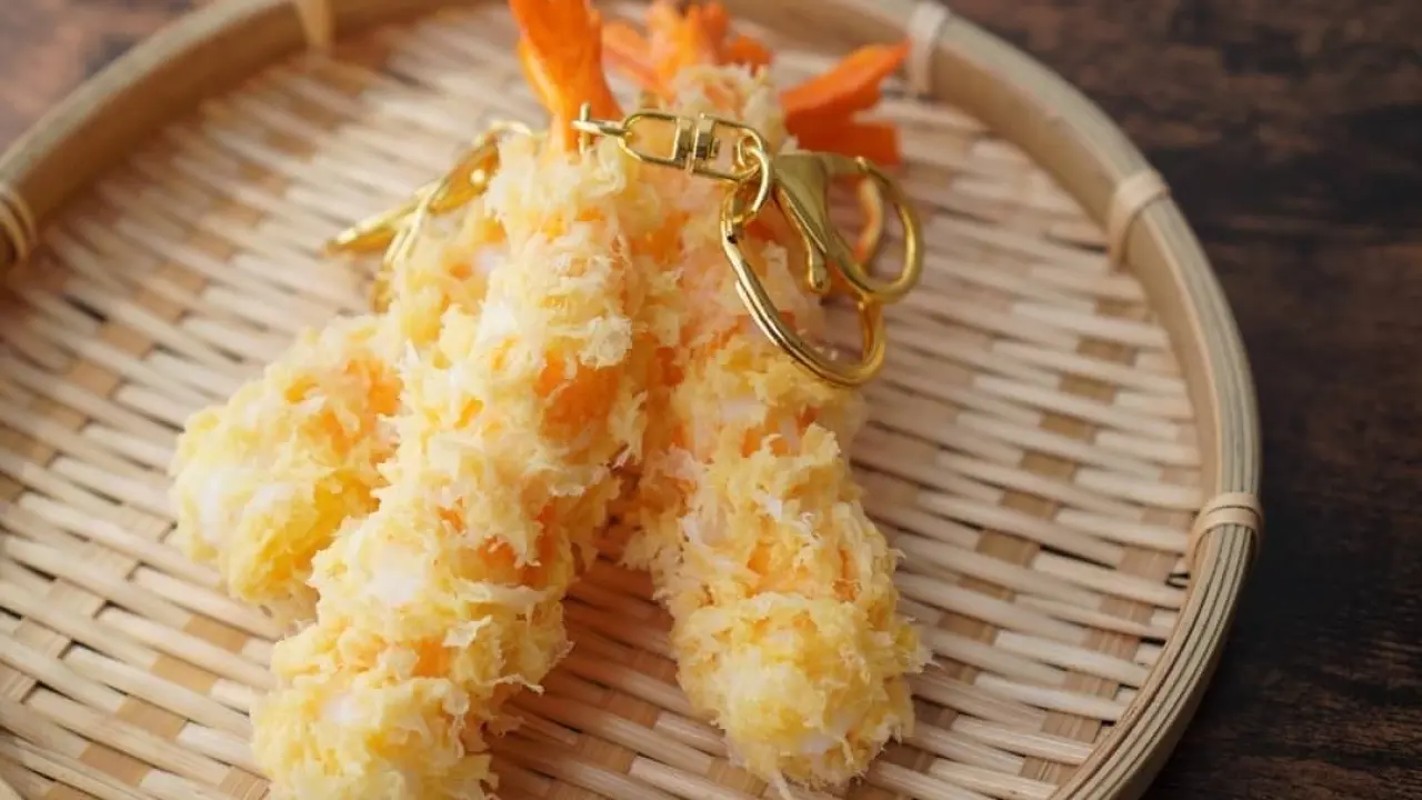 体验制作“天妇罗虾”钥匙扣，这是一种传统的日本食物