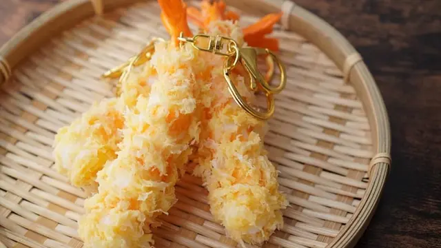 Experience making key chains of “Shrimp Tempura,” a traditional Japanese food