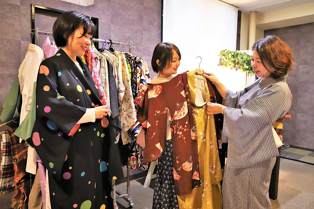 着物の揃えは常時50枚以上！  伝統的な物やモダンな物など、きっと好みの一枚が見つかります。