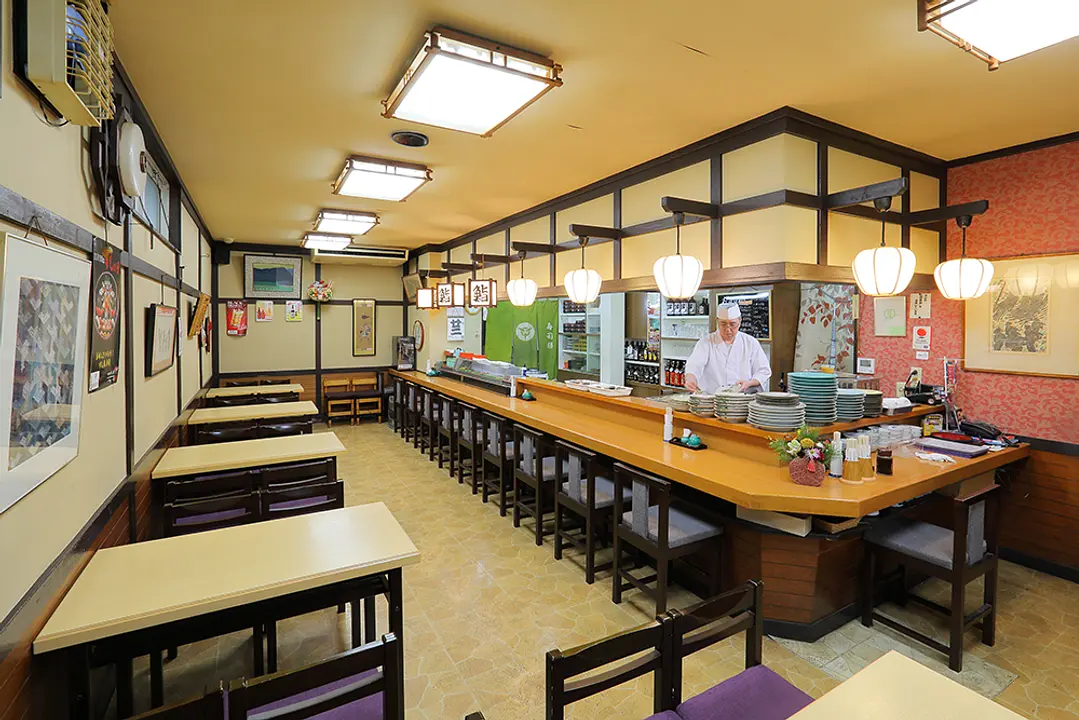 おでんや食事など、多くのメニューを提供しているのは創業当時から。仕込みもすべてひとつひとつ丁寧に行います。カウンター含め42席の店内はまるで自宅にいるかのような居心地の良さ