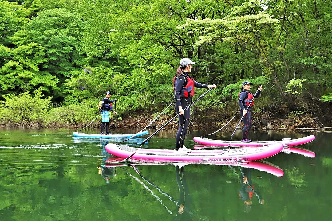 鏡のような水の上を滑る