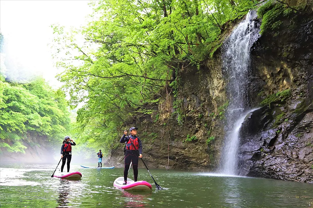 滝のミストシャワーが気持ち良い