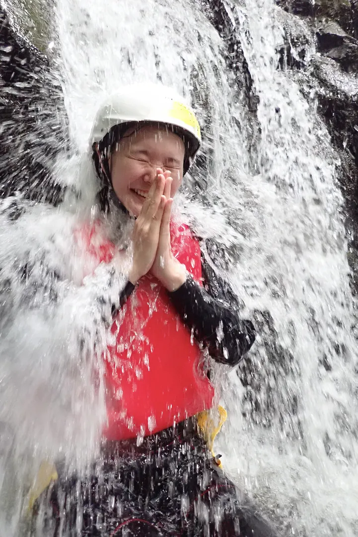 なないろアウトドア　シャワークライミング　滝行