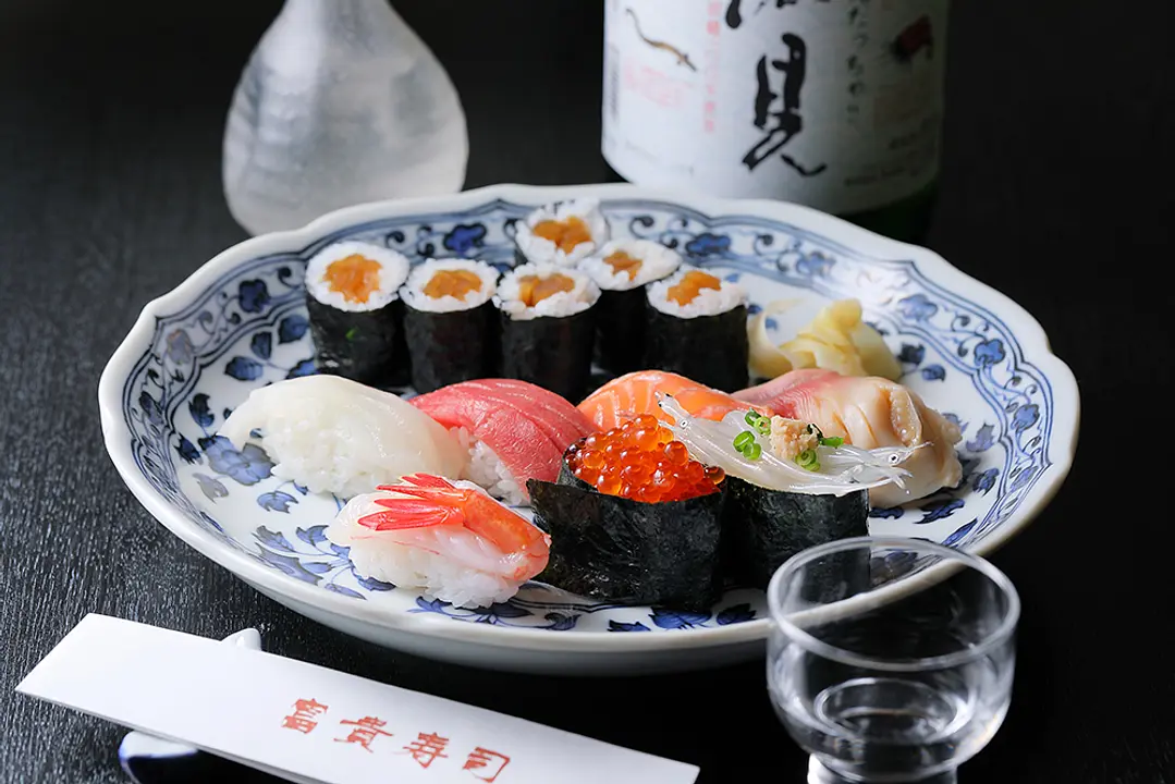 寿司7貫とかんぴょうの巻物のセット「月」は2,200円（税込）。丁寧にもどし、煮つけたかんぴょうもふっくらと柔らかく、目にも舌にも印象的な美味しさ。ランチは880円から