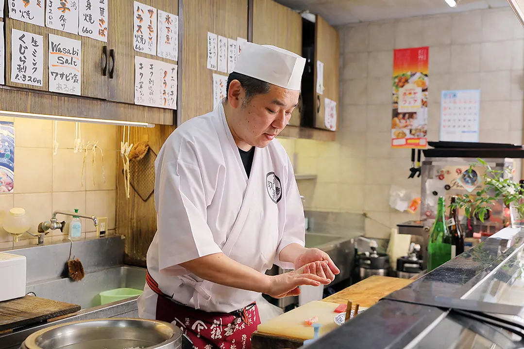 カウンターに「葉蘭」を敷き、握りたてを載せてもらう昔ながらの寿司屋の風景も魅力。「一ノ蔵」や「勝山」など寿司との相性がいい宮城の地酒も揃います