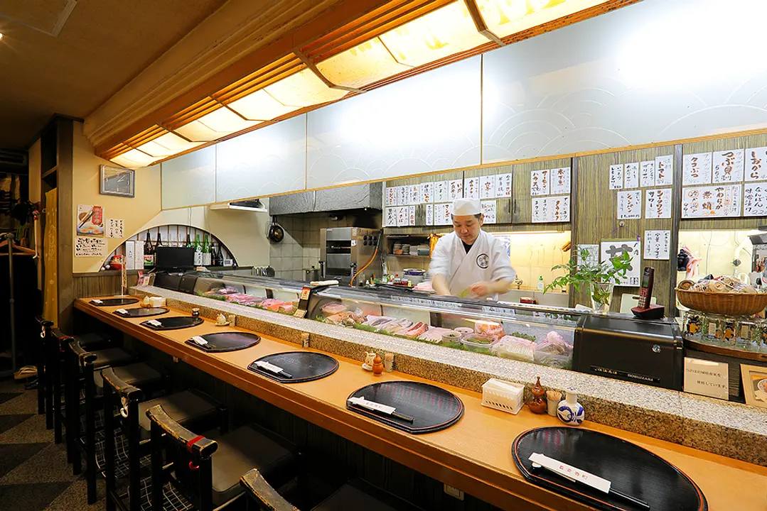 焼き物や地元の素材を使った小料理など酒の肴も多彩。カウンター含めて28席、大将との距離も近い小さな店内で温かくお客様をもてなします