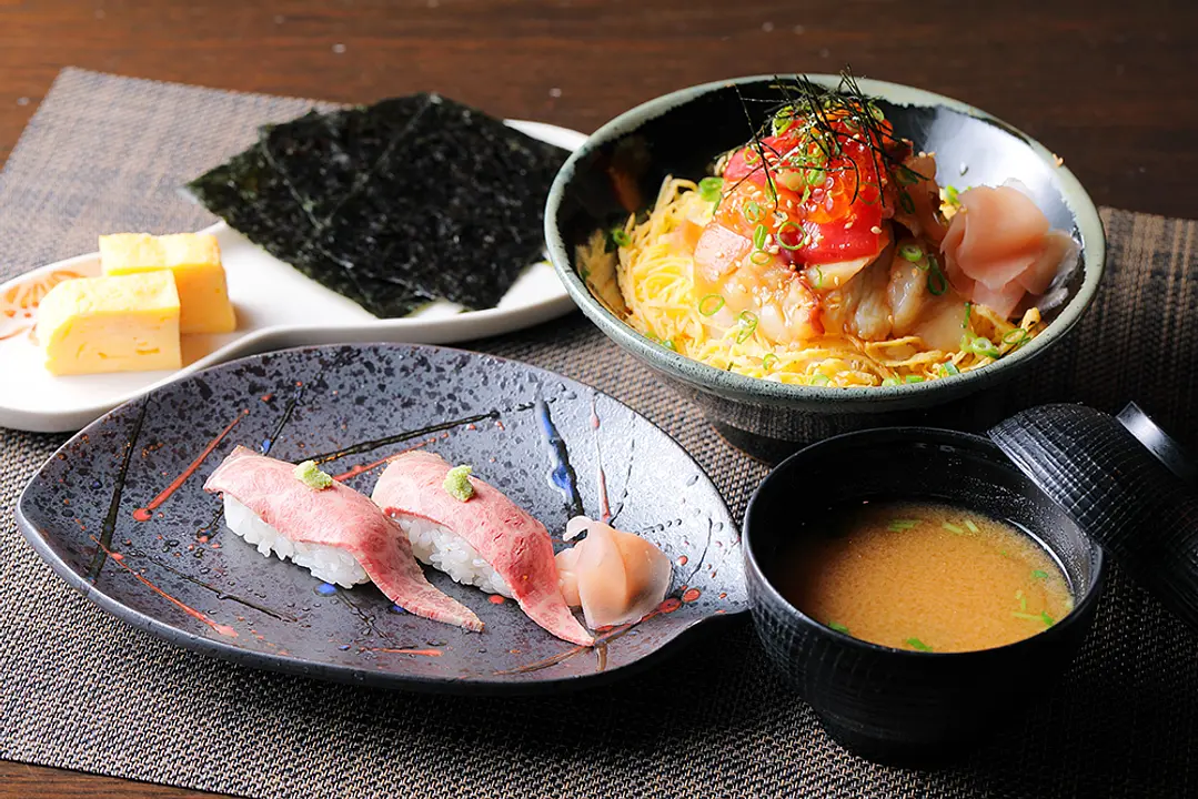 仙台の新名物にしたいという思いを込め作られた「仙台づけ丼」1,870円（税込）。このづけ丼ひとつで宮城近海の海鮮をたっぷりと味わえます。「仙台牛ローストビーフにぎり」660円（税込）とのセットがおすすめです