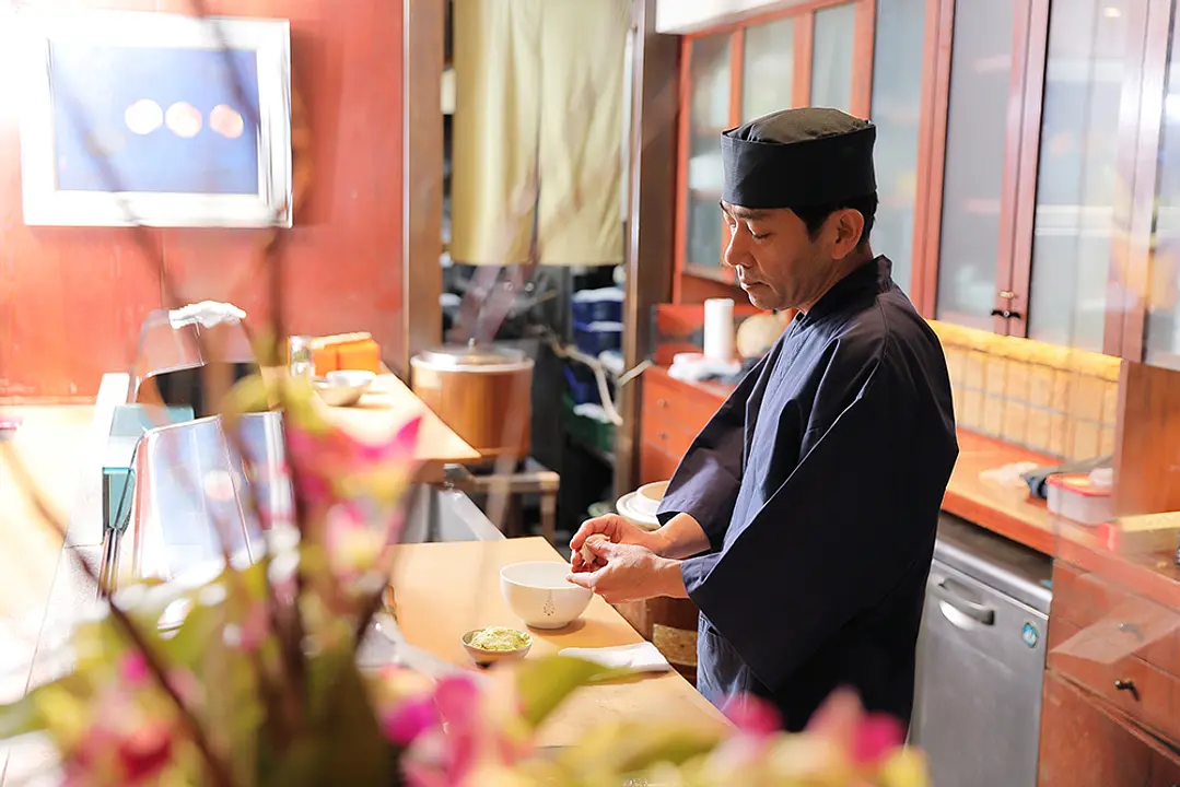 さっぱりとした食感のササニシキと、ほんのり甘さを感じるコシヒカリをブレンド。程よい弾力と旨味のあるシャリがネタの旨さをより引き立てます