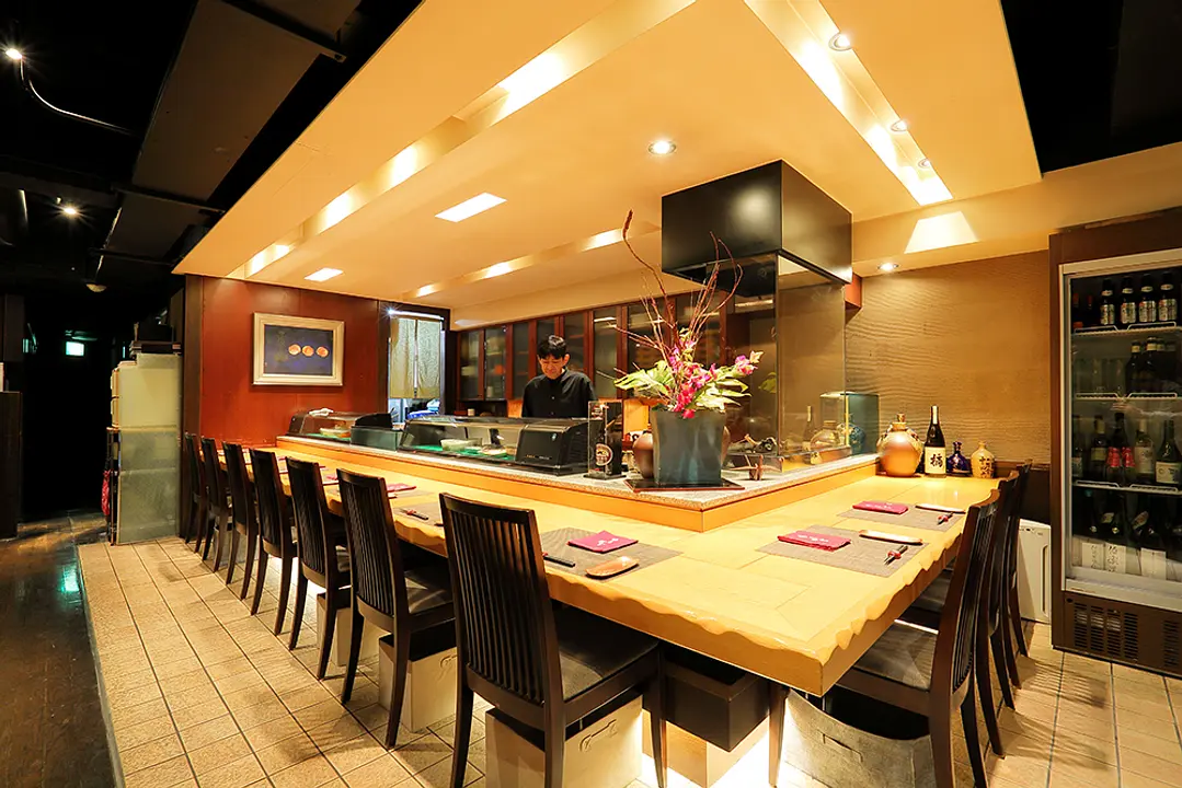 64名を収容する店内は、ゆったりと広く取られたカウンター席から、ぶらんど～む一番町商店街を見下ろせる個室まで様々な席が整います。ランチは1,200円から、夜は5,000円から