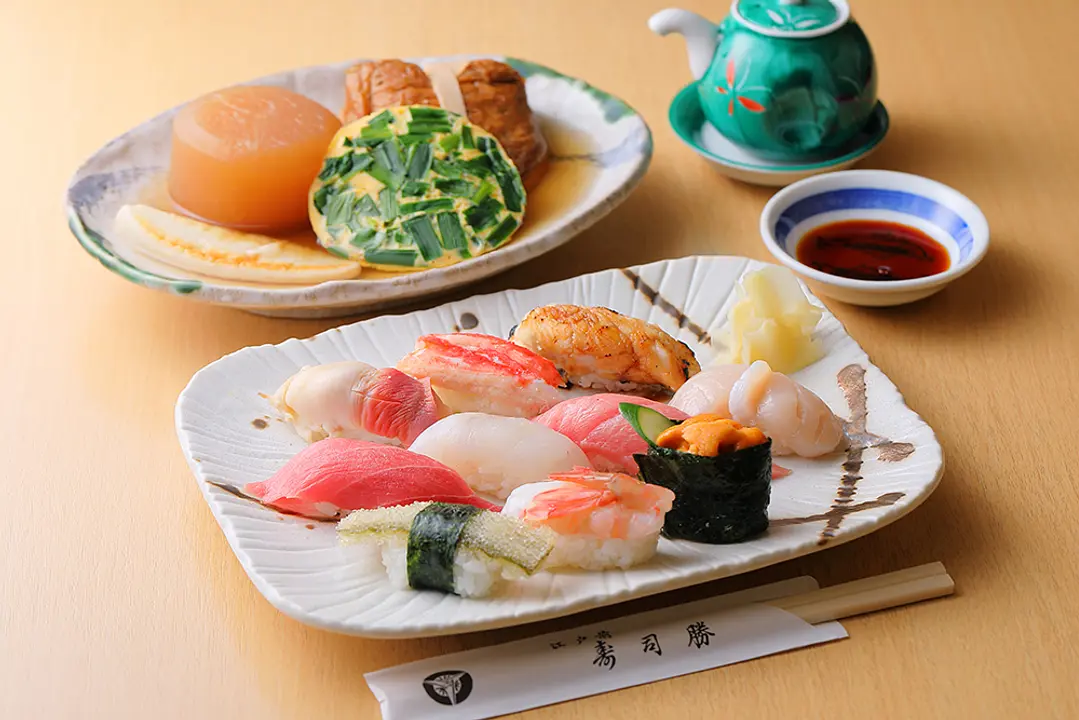 豊富に揃うメニューはいずれもリーズナブルで、握りずしの特上が3,300円（税込）というから驚きです。寿司と人気を二分するおでんは一種110円（税込）からで約20種類を用意