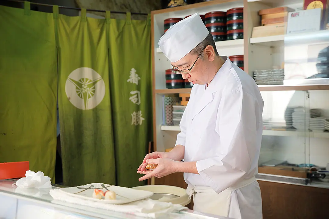 美しい手さばきで寿司を握る親方。「何から食べればいいかと聞かれることがよくありますが、自由に心地良く食べてもらうことが一番ですね」
