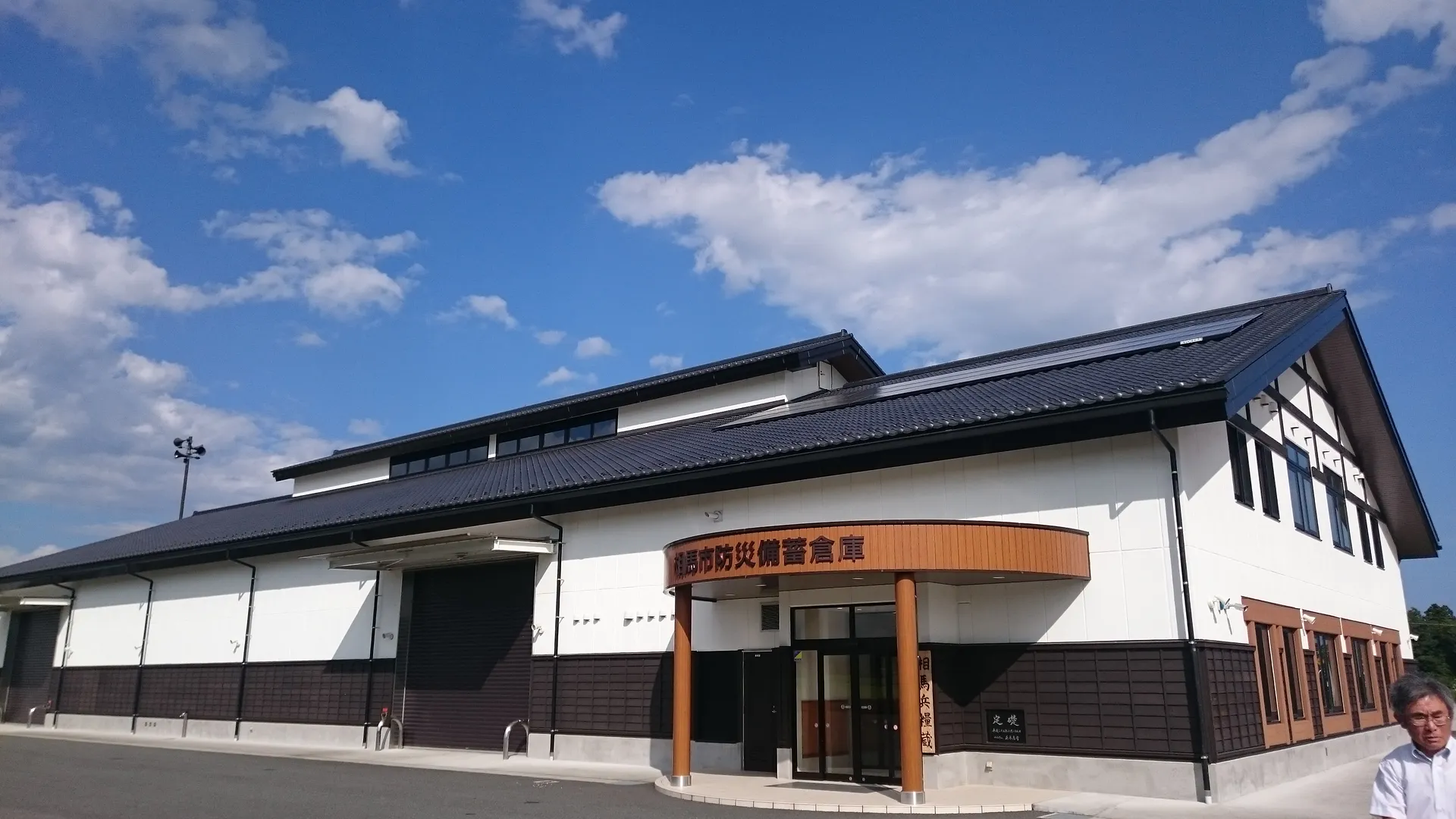 防災備蓄倉庫外観.JPG