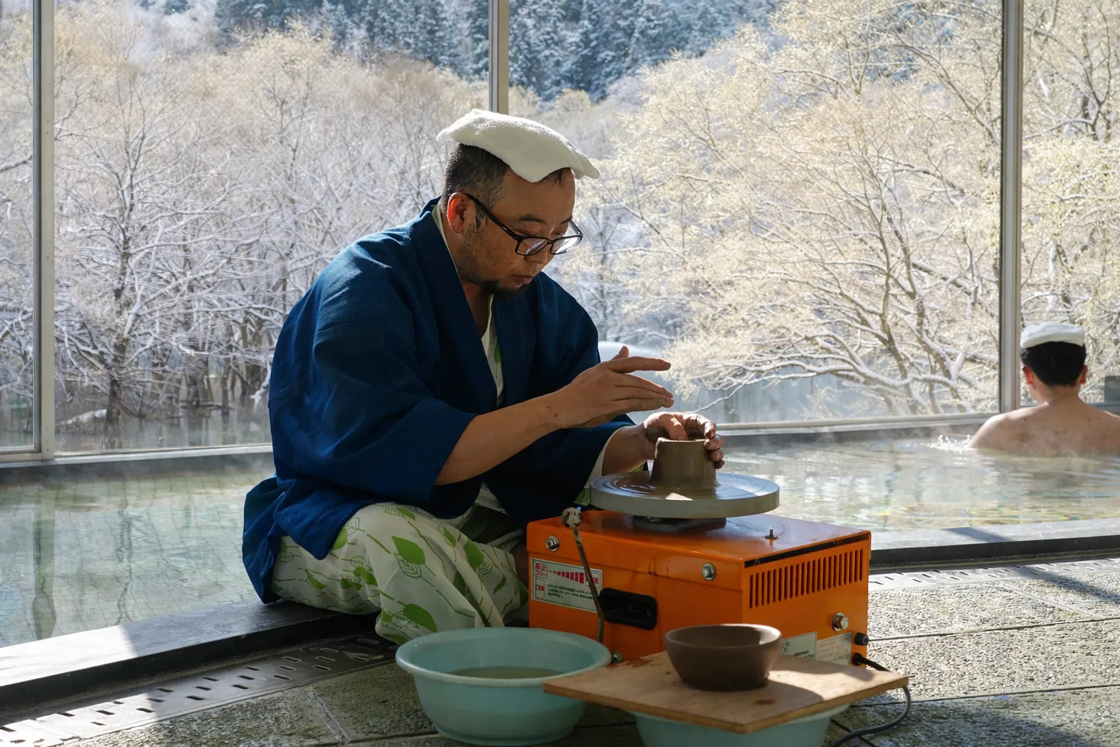 白の水没林を見ながら絶景陶芸