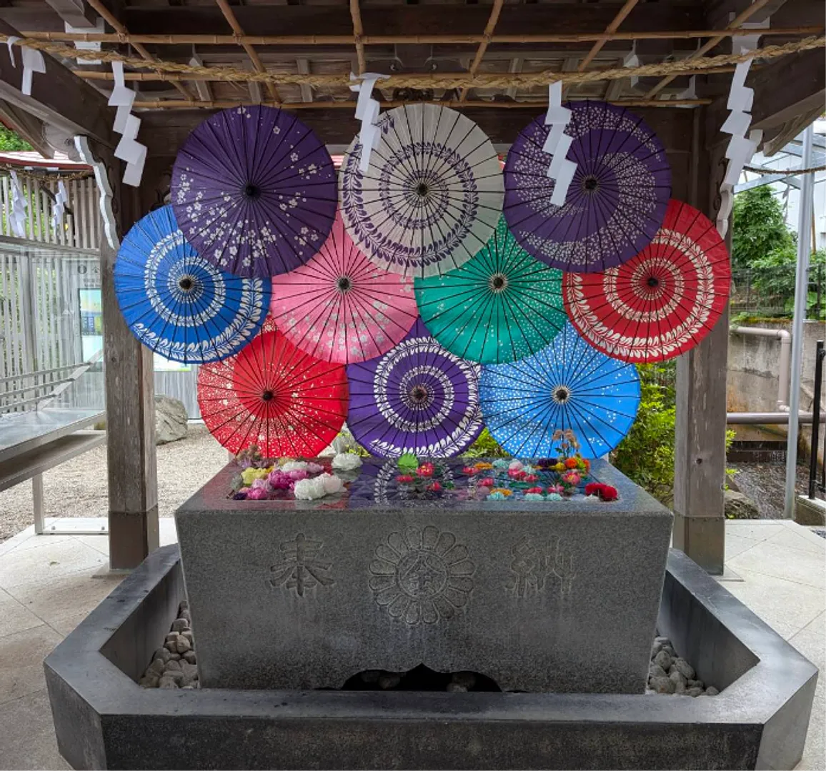 金蛇水神社・和傘手洗い.jpg