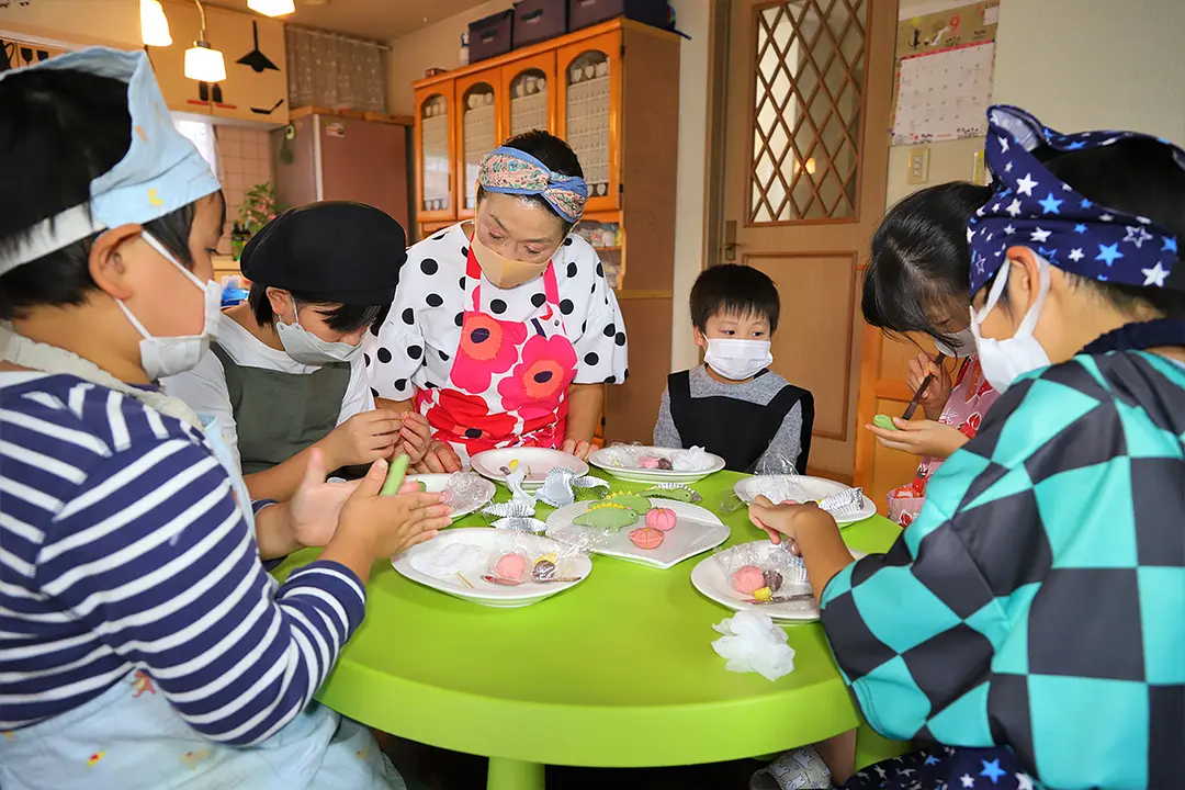 一心にお菓子を作る子供たち。