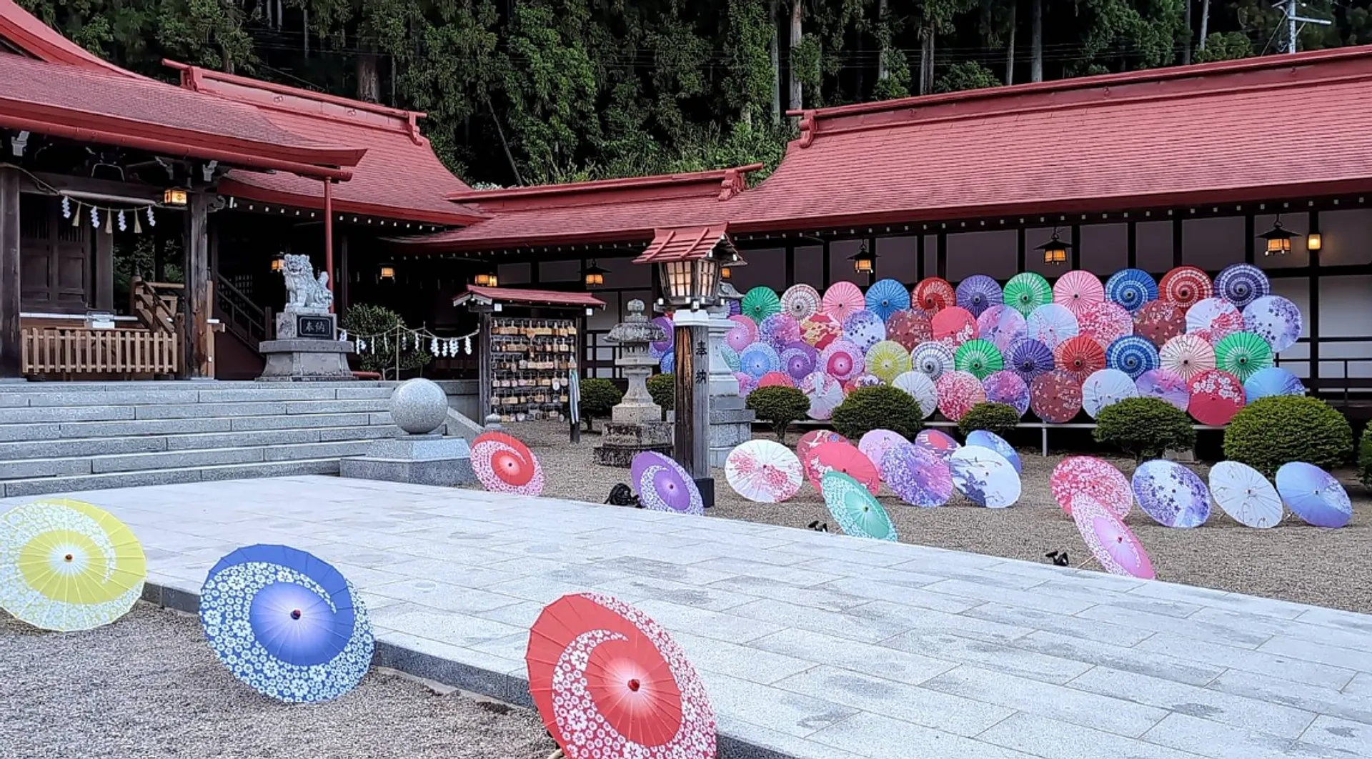 金蛇水神社・和傘並び.jpg