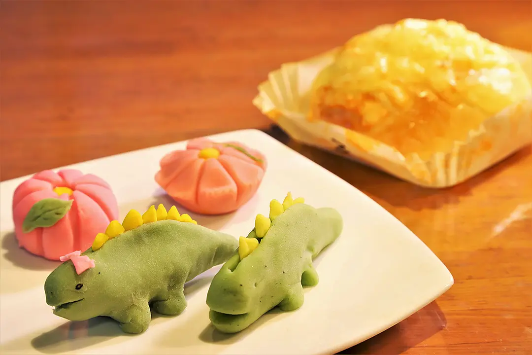子供たち作、恐竜の和菓子にチーズパン