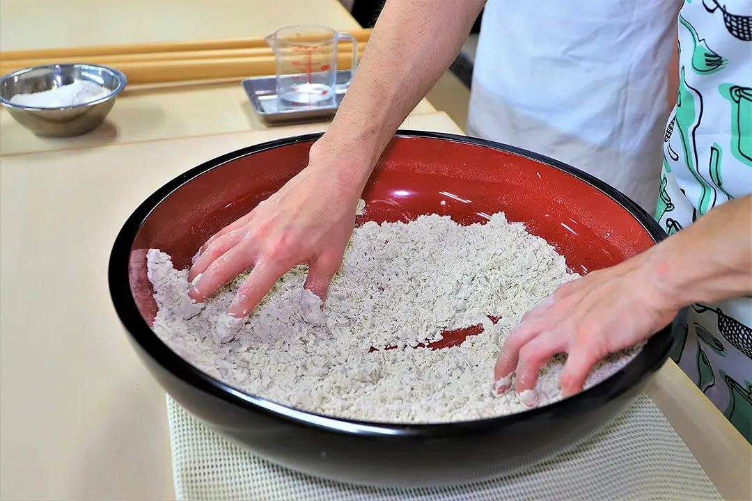 蕎麦を混ぜるのは指先で優しく、精神を統一して。
