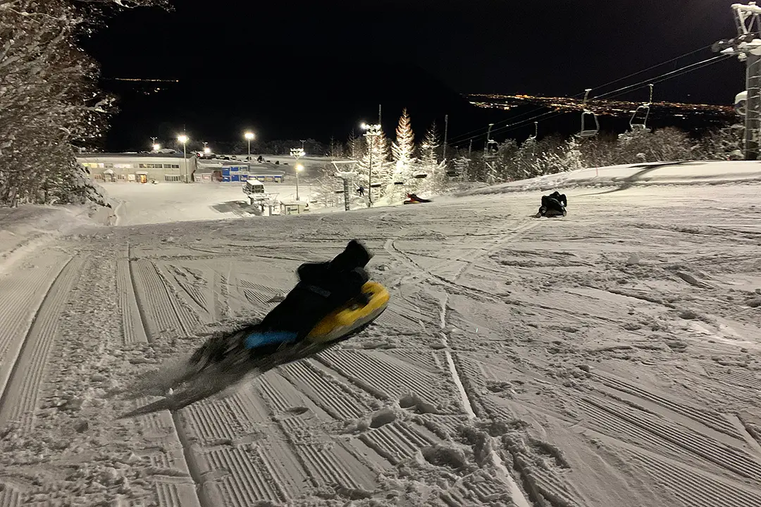 ライトに輝く真っ白な雪の中を疾走するエアボードは最高です！