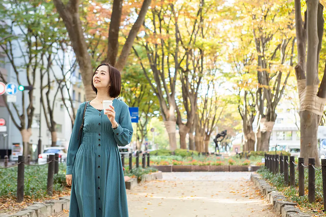 定禅寺通のケヤキ並木をお散歩している風景