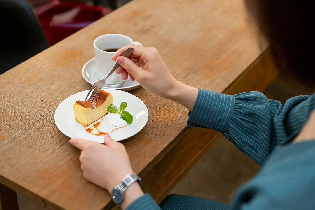 ひとりでも入りやすいスタイリッシュなカフェ