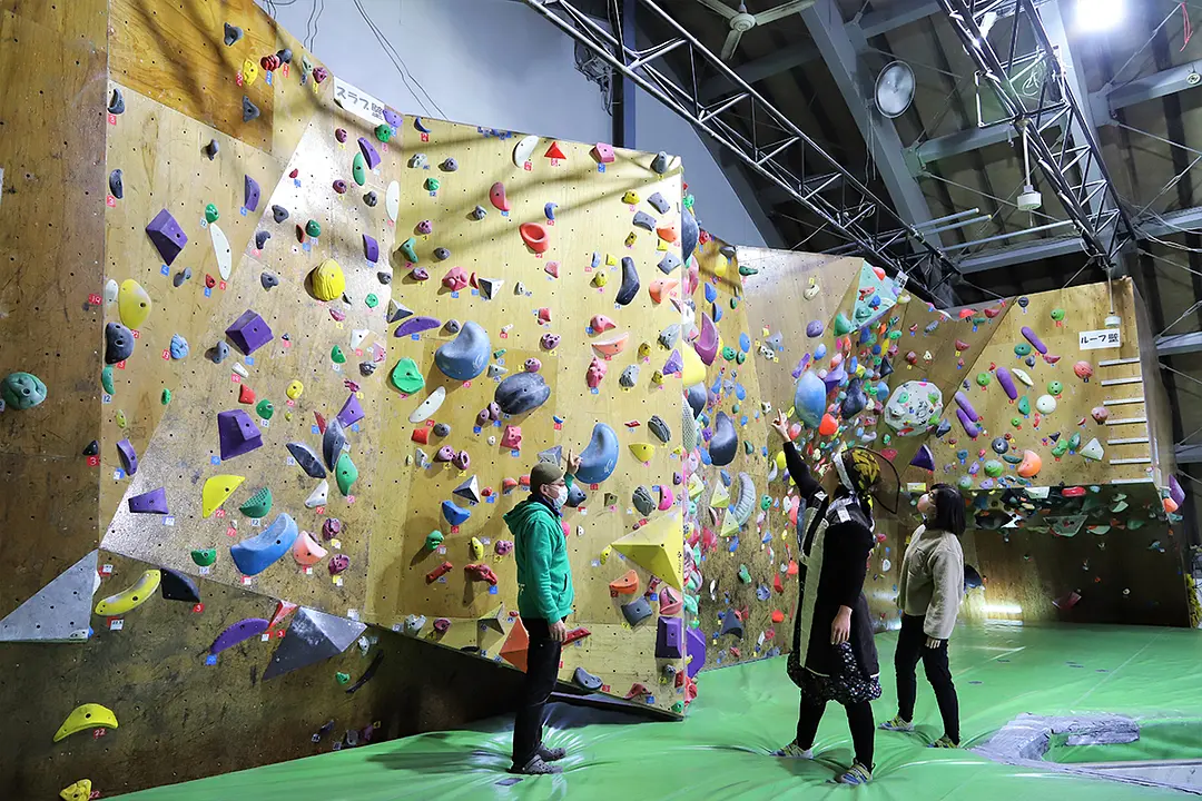 先ずはボルダリング、決まったホールドを登ることにより難易度がかわります。
