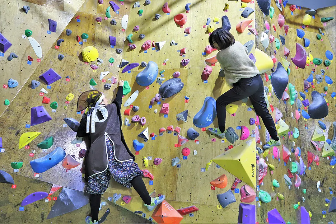 練習相手とホールドの選び方などを相談しながら登るのも楽しい。