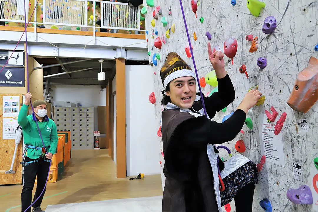 次は、ロープでサポートされながらフリークライミングに挑戦！