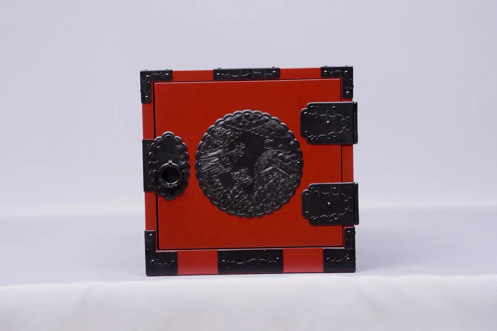 八寸帖箱 朱塗・龍金具（8寸×8寸×8寸）