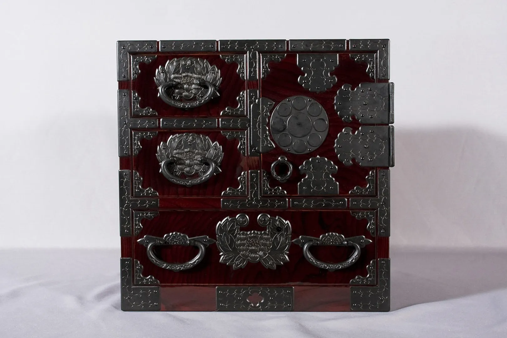 伊達家紋づくし小箪笥（1尺2寸×1尺2寸×1尺）