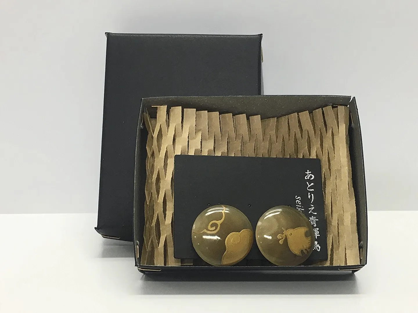 水牛角に金蒔絵の耳飾