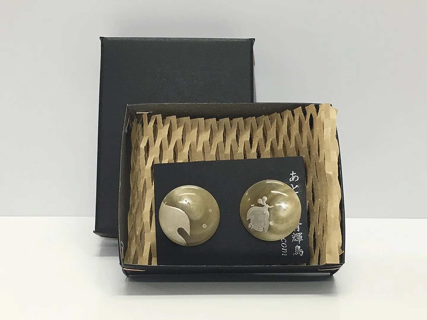 水牛角に銀蒔絵の耳飾